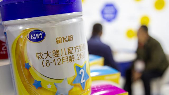 从飞鹤乳业的营收上看,婴幼儿配方奶粉产品仍占主导地位.